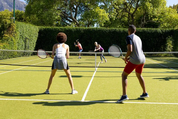 Happy Forskelligartede Gruppe Venner Spiller Tennis Tennisbane Aktiv Livsstil Sommer - Stock-foto