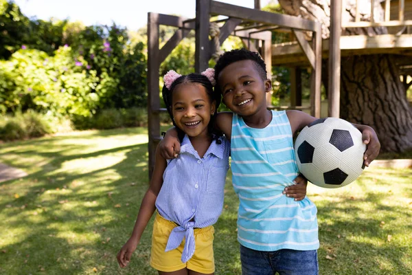 Retrato Hermanos Afroamericanos Sonrientes Con Pelota Fútbol Parque Inalterado Familia —  Fotos de Stock