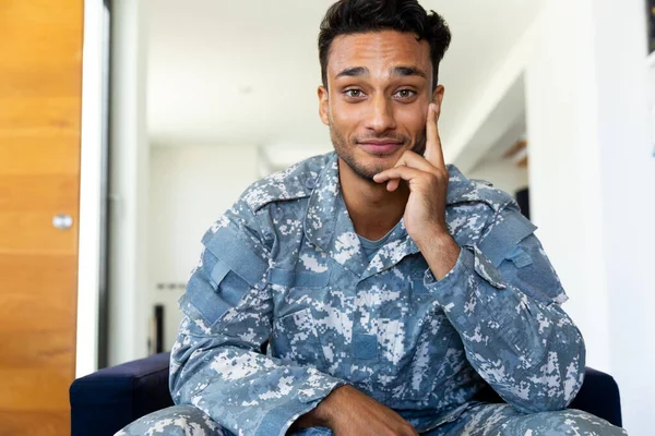 Veselý Voják Uniformě Sedí Křesle Dělá Videohovory Doma Životní Styl — Stock fotografie