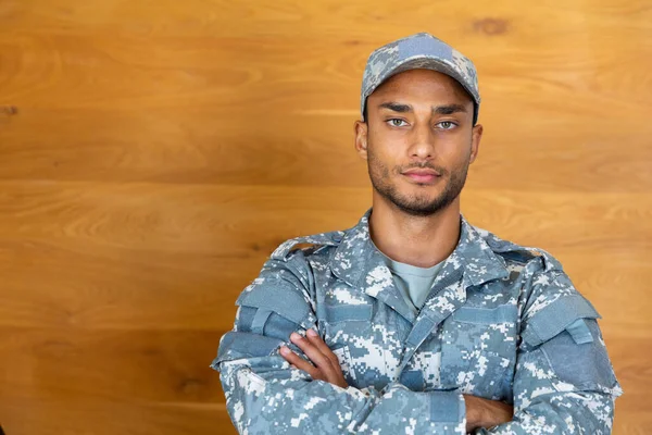 Portrett Soldat Uniform Caps Som Ser Inn Kamera Kopieringsrom Livsstil – stockfoto