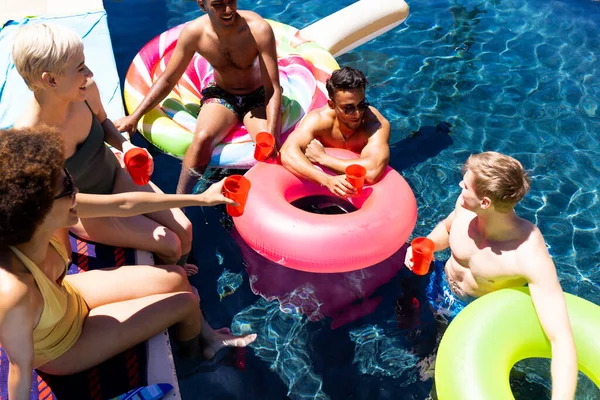 Fröhliche Bunte Gruppe Von Freunden Feiert Poolparty Hält Plastikbecher Garten — Stockfoto