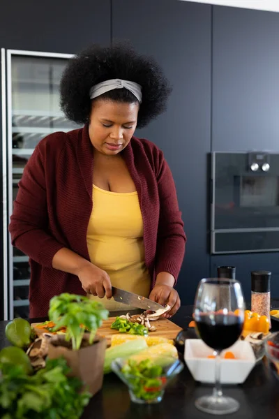 Happy Size African American Woman Preparing Dinner Chopping Vegetables Kitchen — Stock Photo, Image