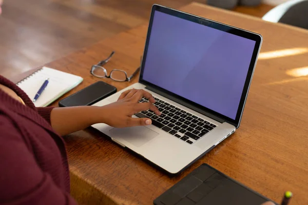 Mittelteil Der Size Afrikanisch Amerikanische Frau Mit Laptop Mit Kopierraum — Stockfoto