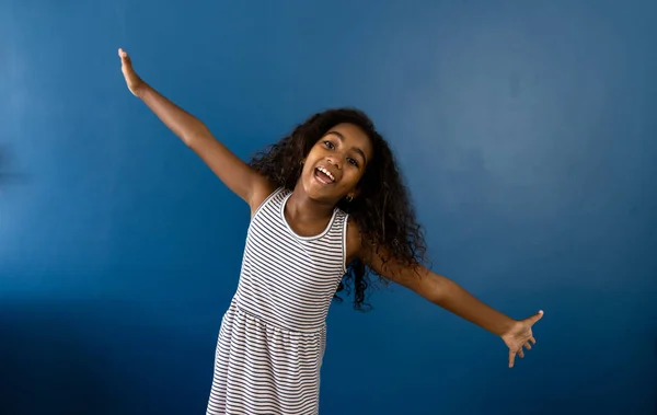 Retrato Menina Biracial Feliz Com Braços Estendidos Rindo Fundo Azul — Fotografia de Stock