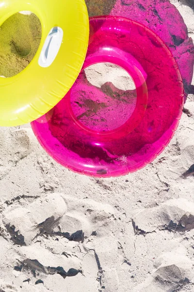 Hochwinkelblick Auf Rosa Und Gelbe Aufblasbare Schwimmringe Sandstrand Sonnigen Tagen — Stockfoto