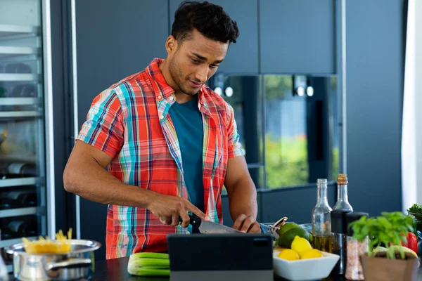 Buon Uomo Biraciale Che Prepara Cena Tagliando Verdure Cucina Stile — Foto Stock