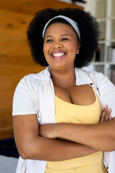 Gelukkige Size Afrikaanse Amerikaanse Vrouw Die Wegkijkt Glimlacht Huiselijk Leven — Stockfoto