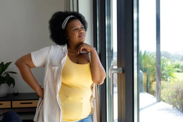 Nachdenkliche Size Afrikanerin Die Lächelnd Aus Dem Fenster Schaut Häusliches — Stockfoto