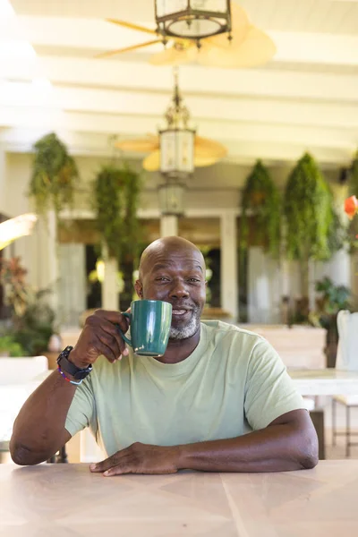 Portret Szczęśliwego Starszego Afrykanina Amerykanina Filiżanką Kawy Starszy Styl Życia — Zdjęcie stockowe