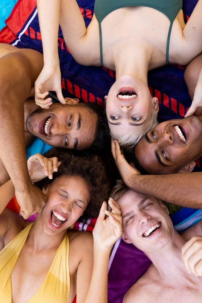 Szczęśliwa Zróżnicowana Grupa Przyjaciół Leżących Ręcznikach Śmiejących Się Ogrodzie Styl — Zdjęcie stockowe
