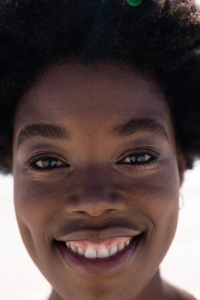 Retrato Close Mulher Bonita Afro Americana Com Cabelo Afro Sorrindo — Fotografia de Stock