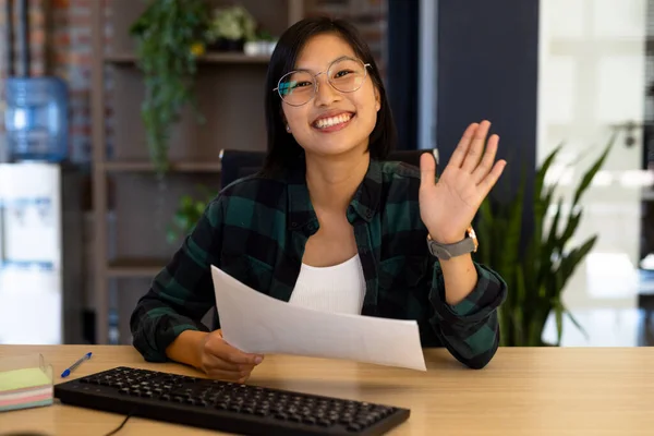 Portrait Smiling Asian Casual Businesswoman Making Video Call Waving Holding — Stock Photo, Image
