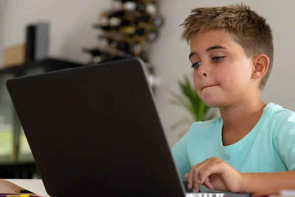 Ciddi Bir Beyaz Çocuk Evde Oturmuş Ödevini Bilgisayarla Yapıyor Uzayı — Stok fotoğraf