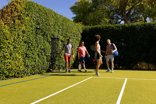 各色人等的快乐朋友们一起来到网球场 积极的生活方式 闲暇时间 竞争和友谊 — 图库照片