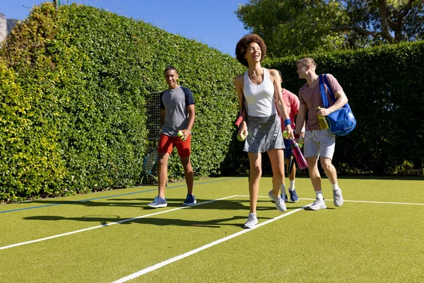 テニスコートに一緒に到着した幸せな多様な友人のグループ アクティブなライフスタイル スポーツ 競争と友情 — ストック写真