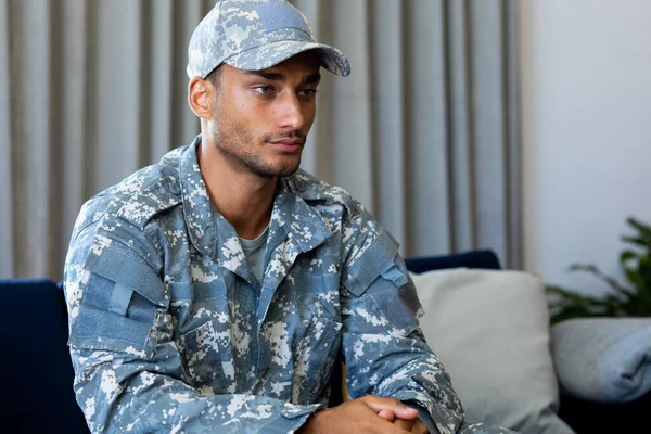 Omtenksom Soldat Uniform Caps Sittende Sofaen Stua Livsstil Militærtjeneste Fritid – stockfoto