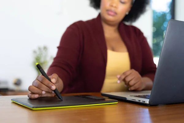 Artı Masada Dizüstü Bilgisayar Tablet Çizen Afro Amerikan Kadın Bedeni — Stok fotoğraf