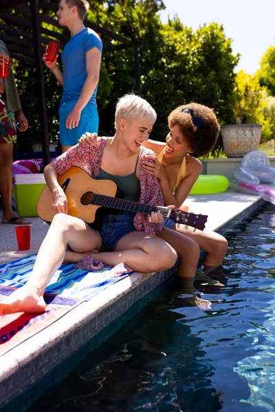 プールパーティーをしたり 庭でギターを弾いたり ライフスタイル パーティー — ストック写真
