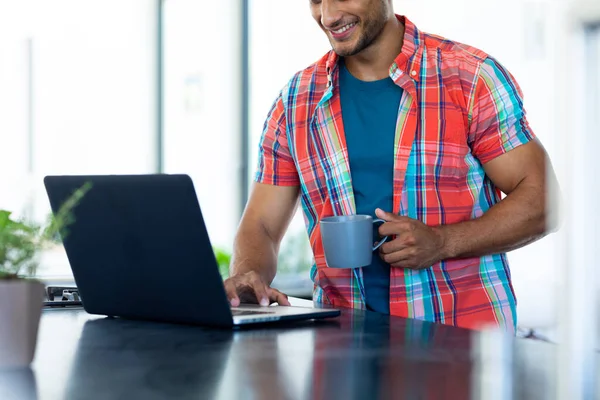 Smiling Biracial Man Leaning Countertop Having Coffee Using Laptop Kitchen — Stock Photo, Image