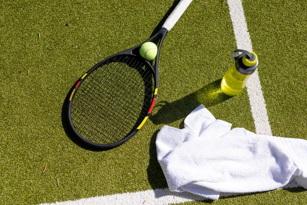 Großaufnahme Von Tennisball Schläger Handtuch Und Wasserflasche Auf Dem Tennisplatz — Stockfoto