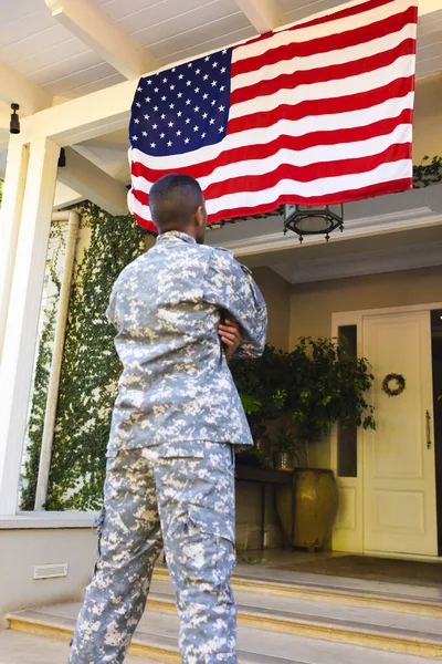 Biracial Laki Laki Amerika Tentara Mengenakan Seragam Militer Melihat Bendera — Stok Foto