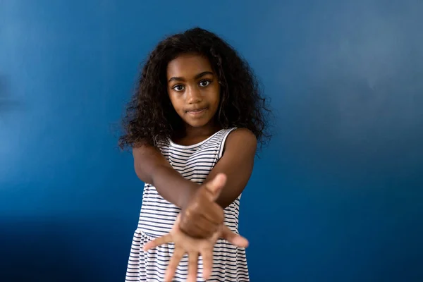 Portret Dwurasowej Dziewczyny Używającej Języka Migowego Ręką Niebieskim Tle Dzieciństwo — Zdjęcie stockowe