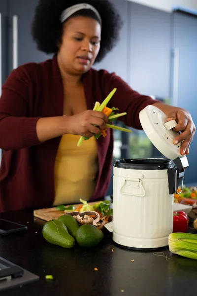 Ευτυχισμένος Συν Μέγεθος Αφροαμερικανή Γυναίκα Προετοιμασία Δείπνο Λιπασματοποίηση Φυτικά Απόβλητα — Φωτογραφία Αρχείου