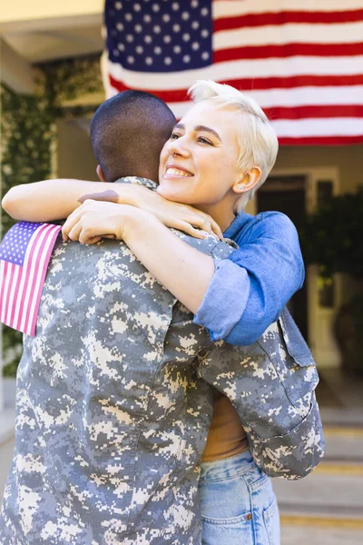 Mulher Caucasiana Feliz Soldado Americano Masculino Biracial Abraçando Fora Casa — Fotografia de Stock