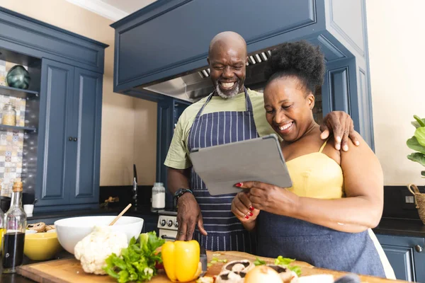 Feliz Pareja Afroamericana Senior Que Usa Delantales Cocina Con Tableta — Foto de Stock