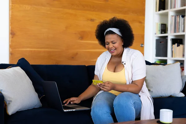 Щасливий Плюс Розмір Афроамериканської Жінки Онлайн Покупки Кредитною Карткою Ноутбуком — стокове фото