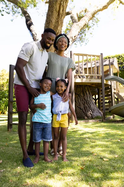 Longitud Completa Los Padres Afroamericanos Con Niños Lindos Pie Campo —  Fotos de Stock