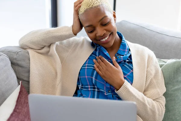 快乐的非洲裔美国女人使用笔记本电脑 坐在客厅的沙发上 独自待在家里的质量时间 家庭生活和生活方式概念 — 图库照片