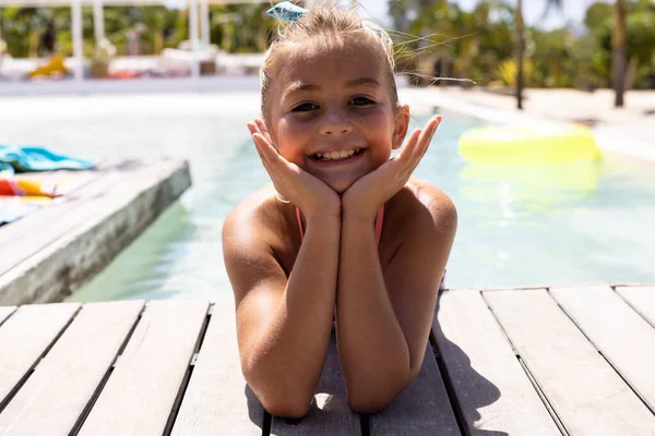 在游泳池边笑容满面的快乐的女孩的画像 花费高质量的时间 生活方式 夏季和假期的概念 — 图库照片