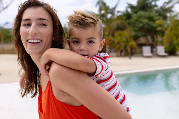 Portrét Šťastné Matky Syna Jak Objímají Bazénu Trávení Kvalitního Času — Stock fotografie