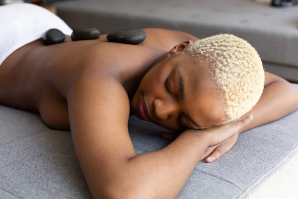 Boldog Afro Amerikai Forró Kövekkel Hátán Spa Pihenés Szépség Életmód — Stock Fotó