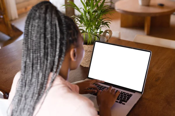 아프리카 미국인 여성은 통나무집에서 시간을 보내고 공간으로 노트북 통화를 있습니다 — 스톡 사진