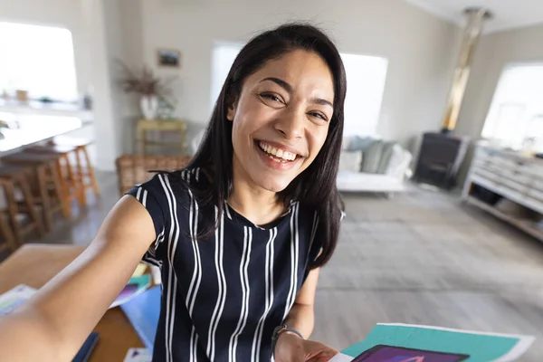 快乐的女人有视频通话 远程工作 生活方式和家庭生活概念 — 图库照片