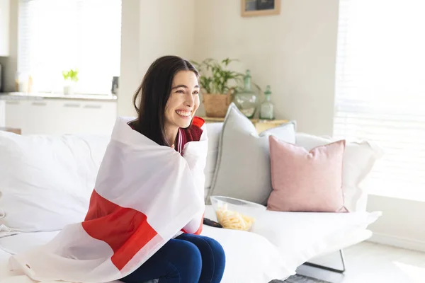 Blanke Jonge Vrouw Met Engelse Vlag Kijken Wedstrijd Opgewonden Terwijl — Stockfoto