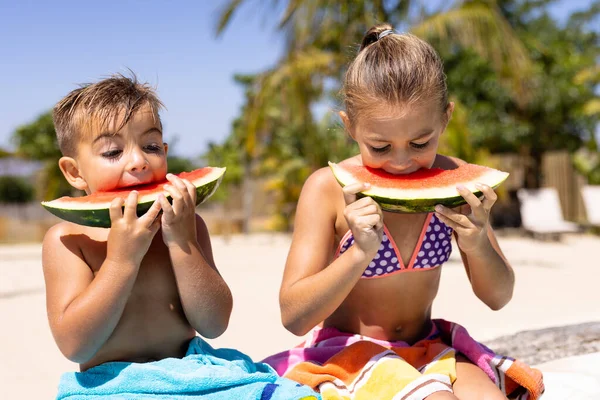 快乐的哥哥和姐姐在游泳池边吃西瓜 花费高质量的时间 生活方式 夏季和假期概念 — 图库照片