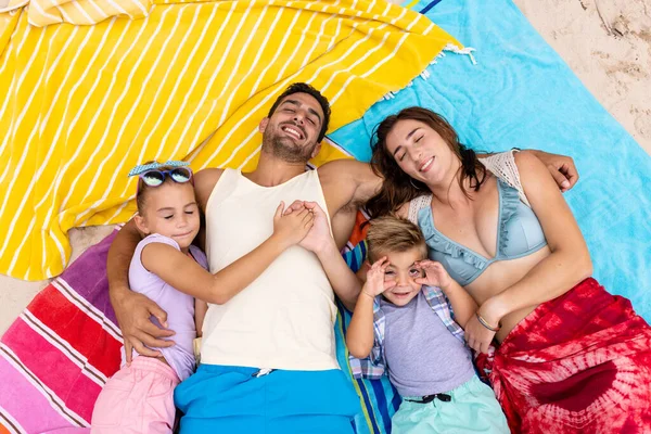 Szczęśliwa Dwurasowa Rodzina Leżąca Ręczniku Plaży Spędzanie Czasu Stylu Życia — Zdjęcie stockowe