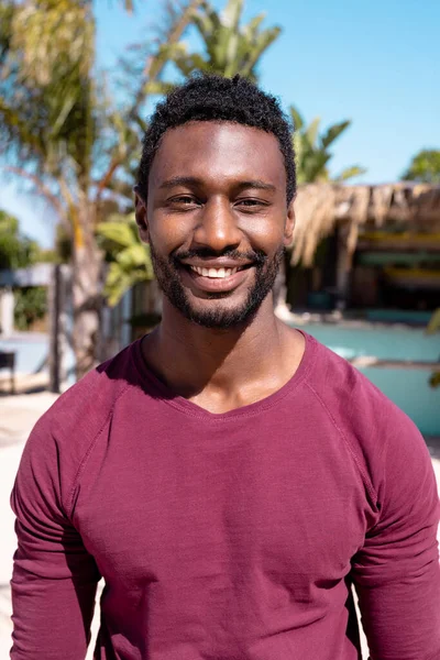Портрет Счастливого Африканского Американца Смотрящего Камеру Улыбающегося Пляже Проведение Качественного — стоковое фото