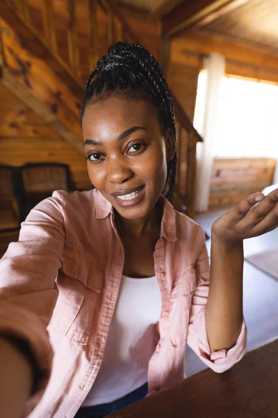 Afro Amerikalı Mutlu Bir Kadının Portresi Kütük Kulübesinde Vakit Geçiriyor — Stok fotoğraf