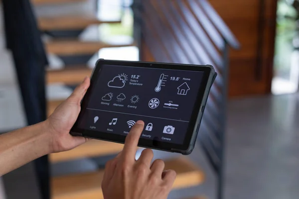 Mãos Homem Biracial Casa Usando Tablet Com Interface Casa Inteligente — Fotografia de Stock
