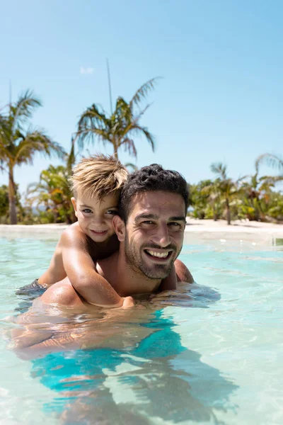 Portrét Šťastného Narozeninového Otce Syna Jak Spolu Hrají Bazénu Trávení — Stock fotografie