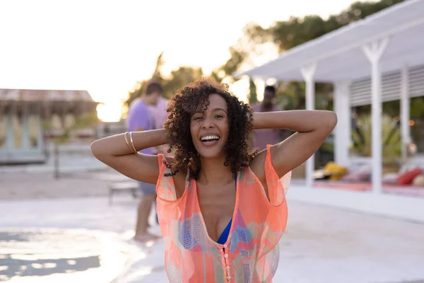 Портрет Щасливої Афро Американської Жінки Танцює Посміхається Пляжі Копіювальним Простором — стокове фото