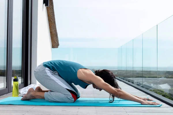 Melez Adam Yoga Yapıyor Balkonda Geriniyor Evde Yalnız Zaman Geçirmek — Stok fotoğraf