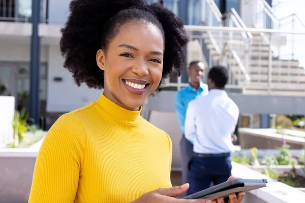 Retrato Empresária Afro Americana Feliz Usando Tablet Com Diversos Colegas — Fotografia de Stock