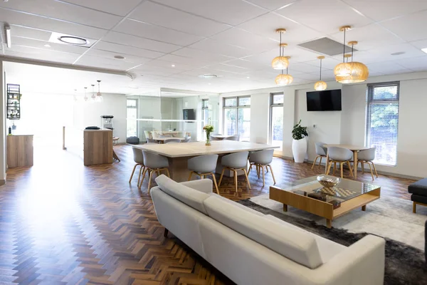 ソファ テレビ付きの創造的なオフィスルームを空にします グローバルビジネス オフィスのコンセプト — ストック写真