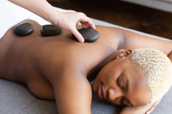 Hand Putting Hot Stones African American Woman Back Spa Relaxation — Stock Photo, Image