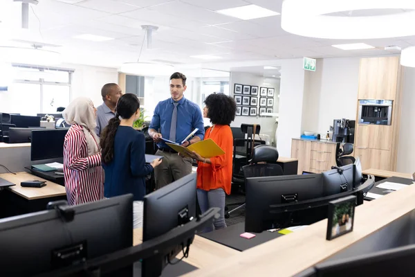 Mutlu Kadın Erkek Adamları Ofiste Konuşuyor Çalışıyor Şirket Işbirliği Ofis — Stok fotoğraf